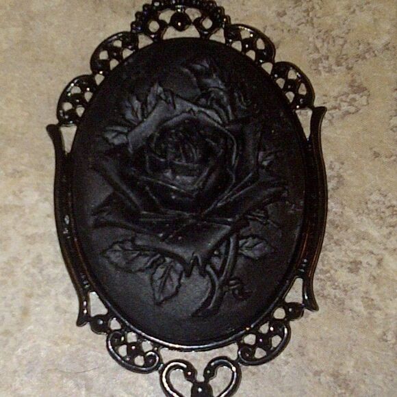 Black Rose Goth Steampunk Rockabilly Necklace NEW - Picture 1 of 2